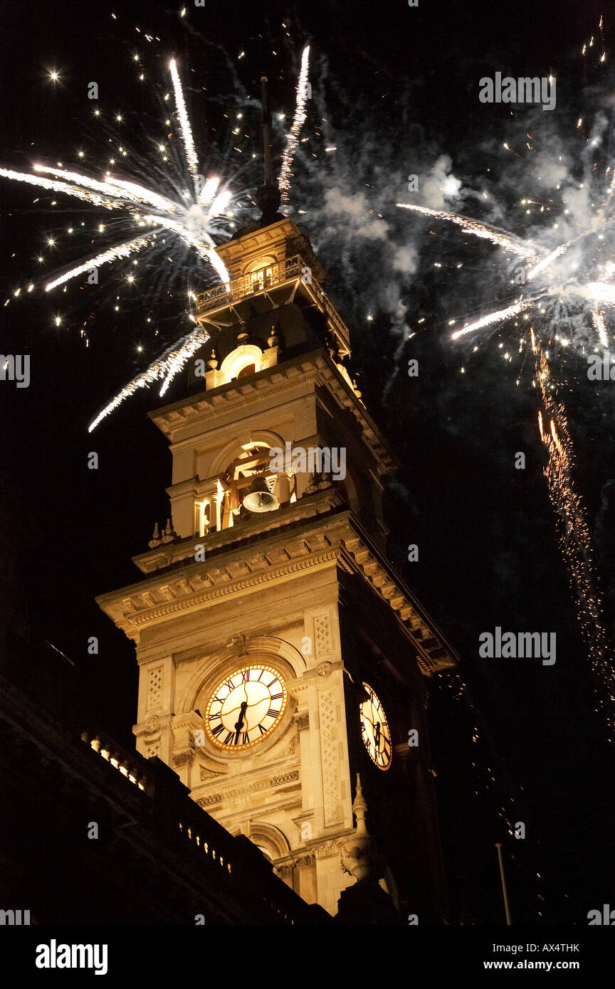 Fuochi d'artificio e Camere municipali di Clock Tower Mid Winter Carnival The Octagon Dunedin Isola del Sud della Nuova Zelanda Foto Stock