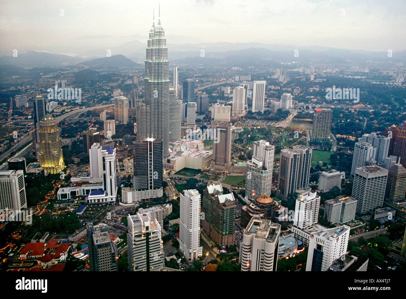 La vista delle Petronas Twin Towers e il centro cittadino di KL dal ponte di visualizzazione della Torre KL a Kuala Lumpur in Malesia. Foto Stock