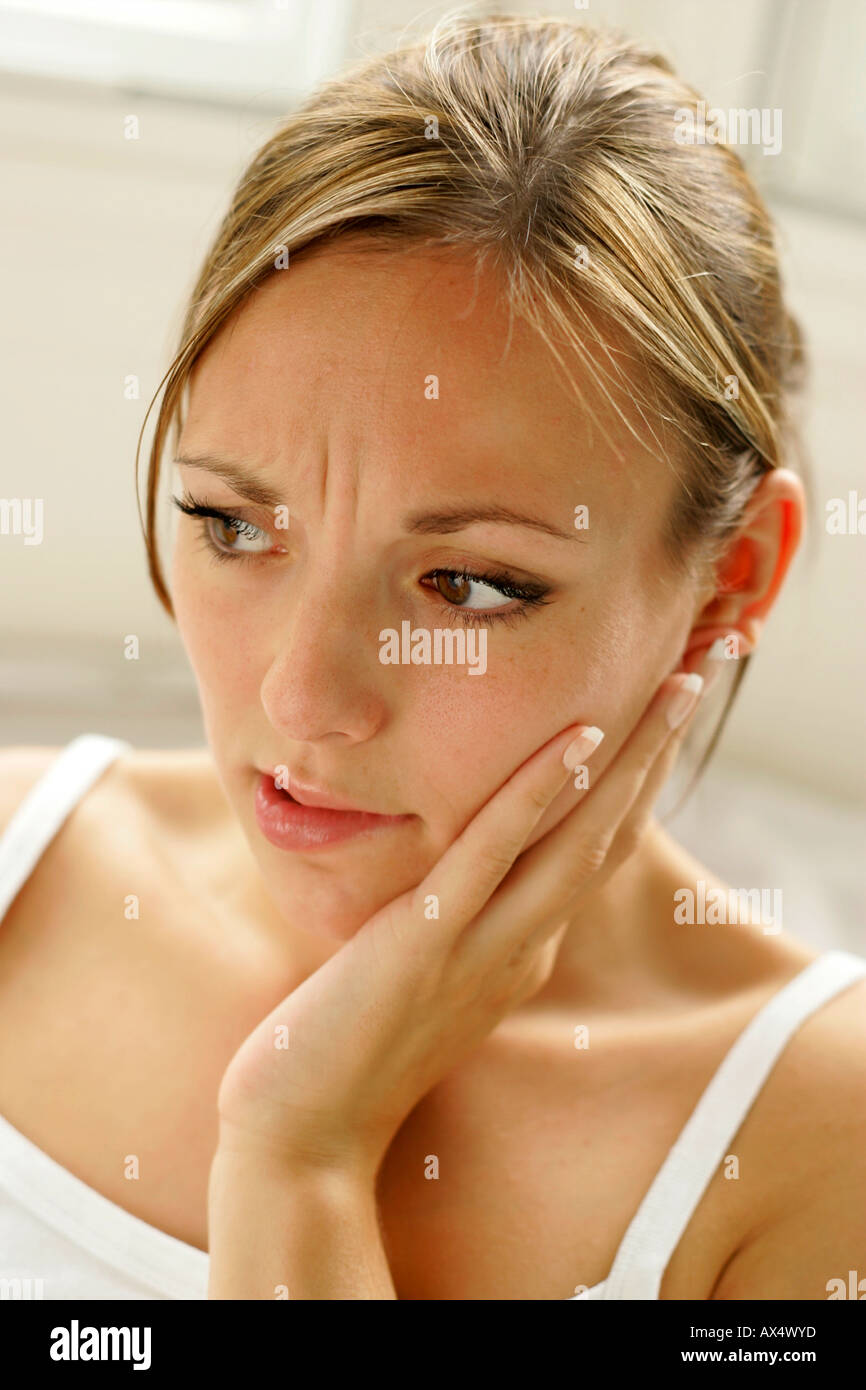 Donna che guarda preoccupato Foto Stock