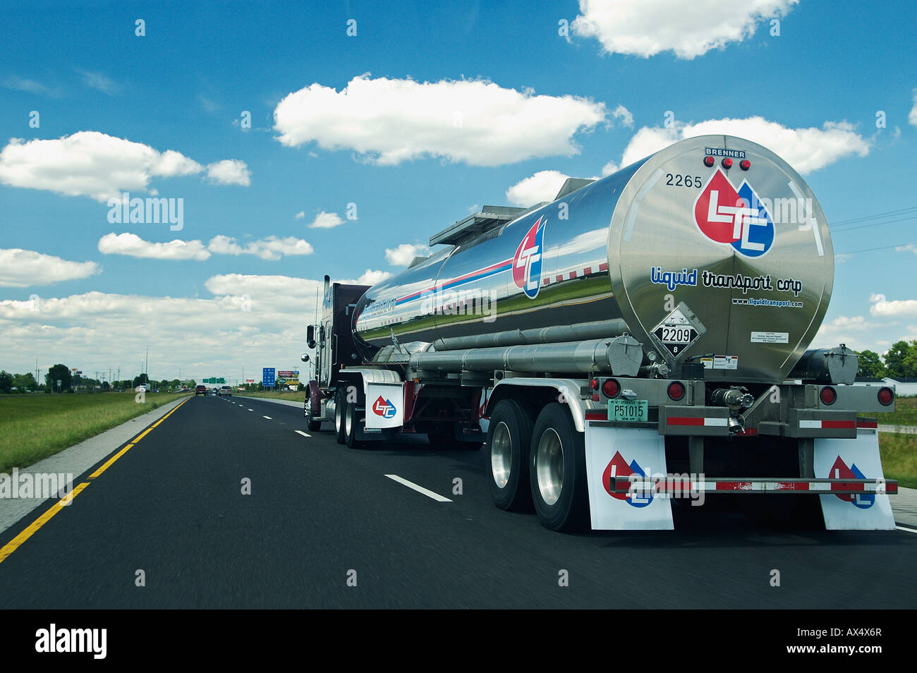 Autocisterna sulla Interstate Highway Foto Stock