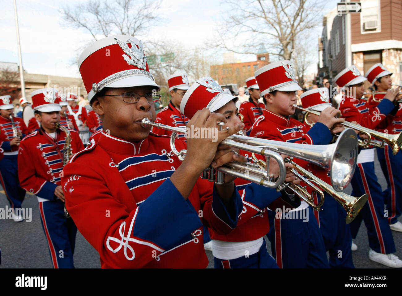 Brooklyn junior high school band suona in una sfilata di tre re giorno nella sezione Bushwick di Brooklyn, NY Foto Stock