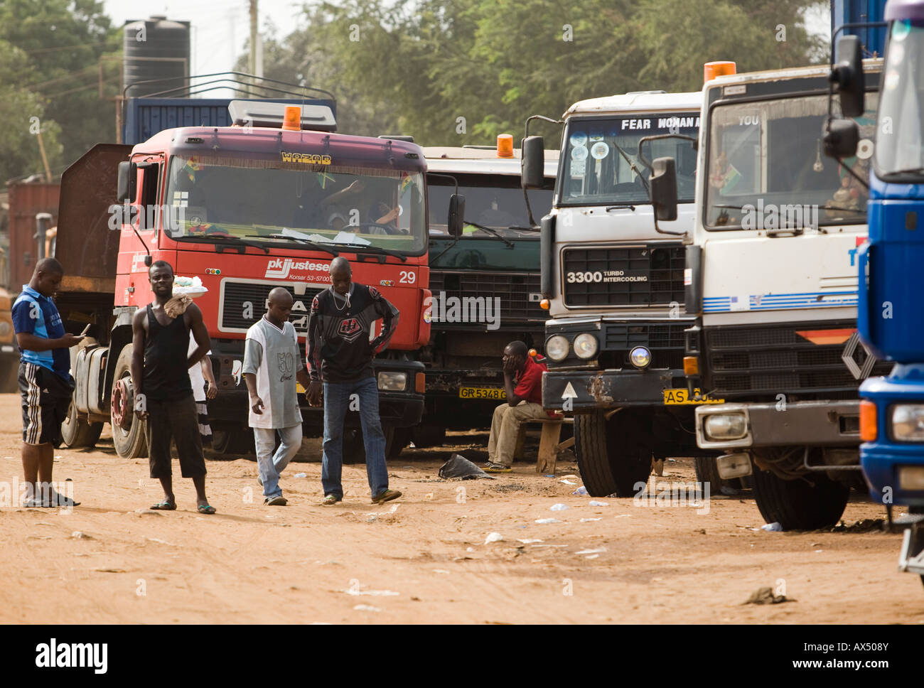 I carrelli parcheggiati in un terminale del carrello in tema Ghana Foto Stock