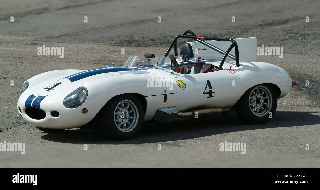 Auto sportiva bianca Jaguar D-Type in pista. Foto Stock
