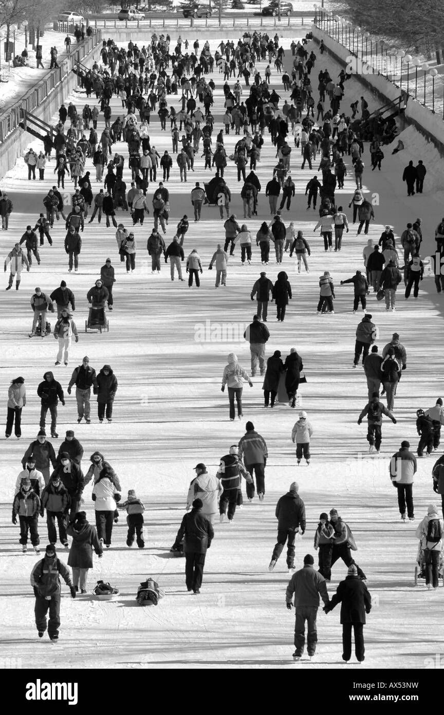 I pattinatori godere un giorno di Canadas di Ottawa Rideau Canal, i mondi più grande pista di pattinaggio Foto Stock
