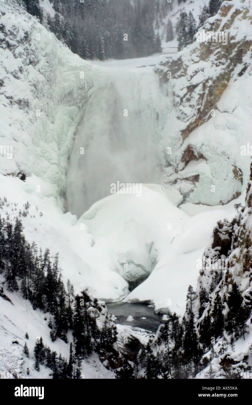 Il parco di Yellowstone, superiore cade sul fiume Yellowstone nel freddo dell'inverno Foto Stock