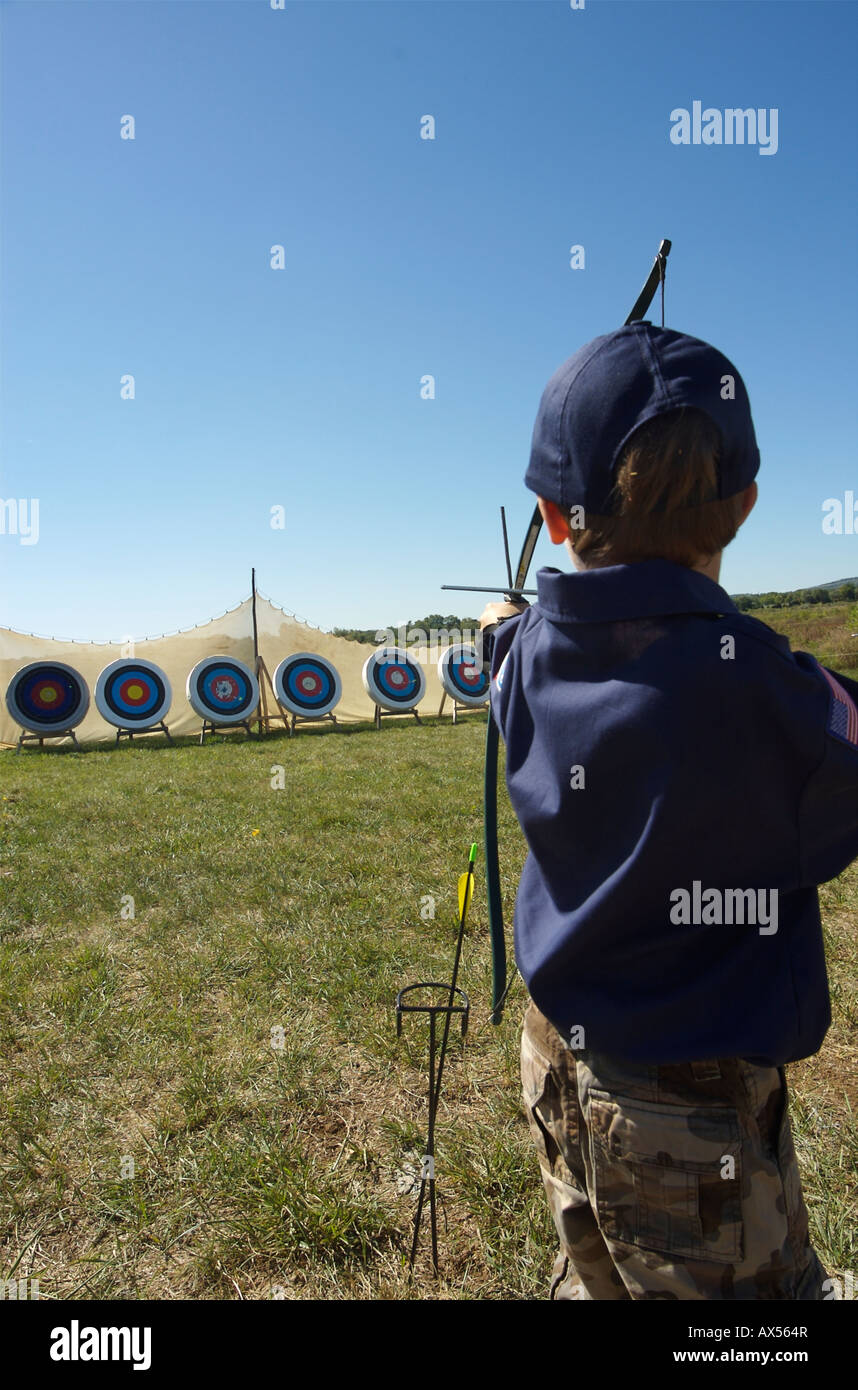 La pratica di tiro con l'arco a Cub Scout evento. Foto Stock