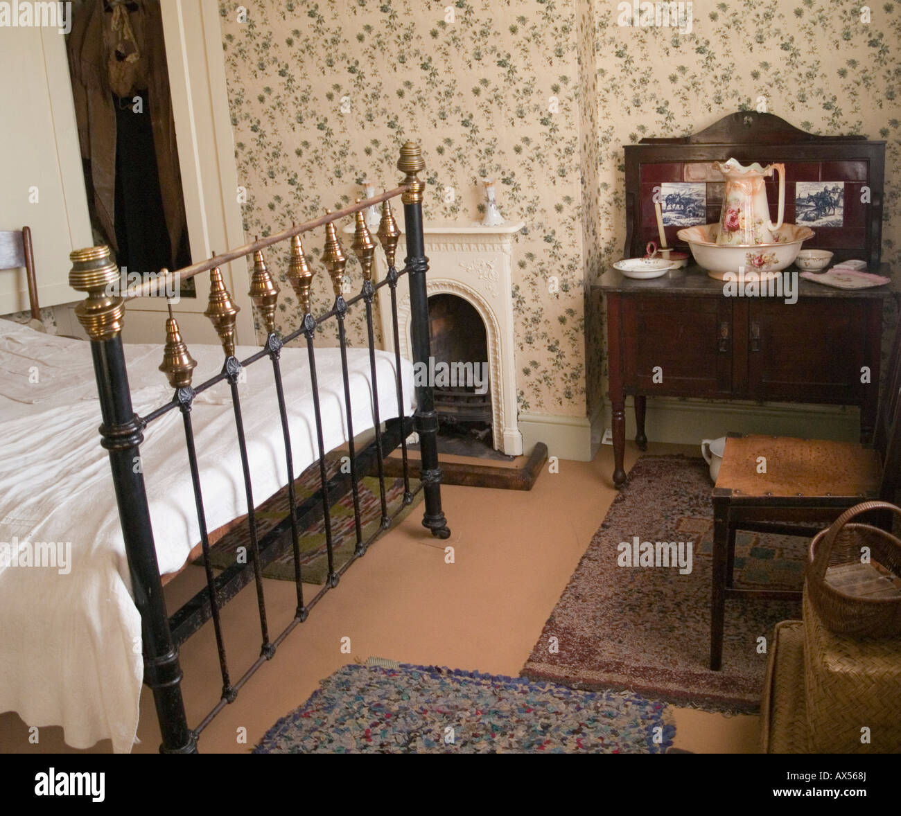 Una camera da letto in DH Lawrence Birthplace Museum in Eastwood, Nottinghamshire East Midlands UK Foto Stock