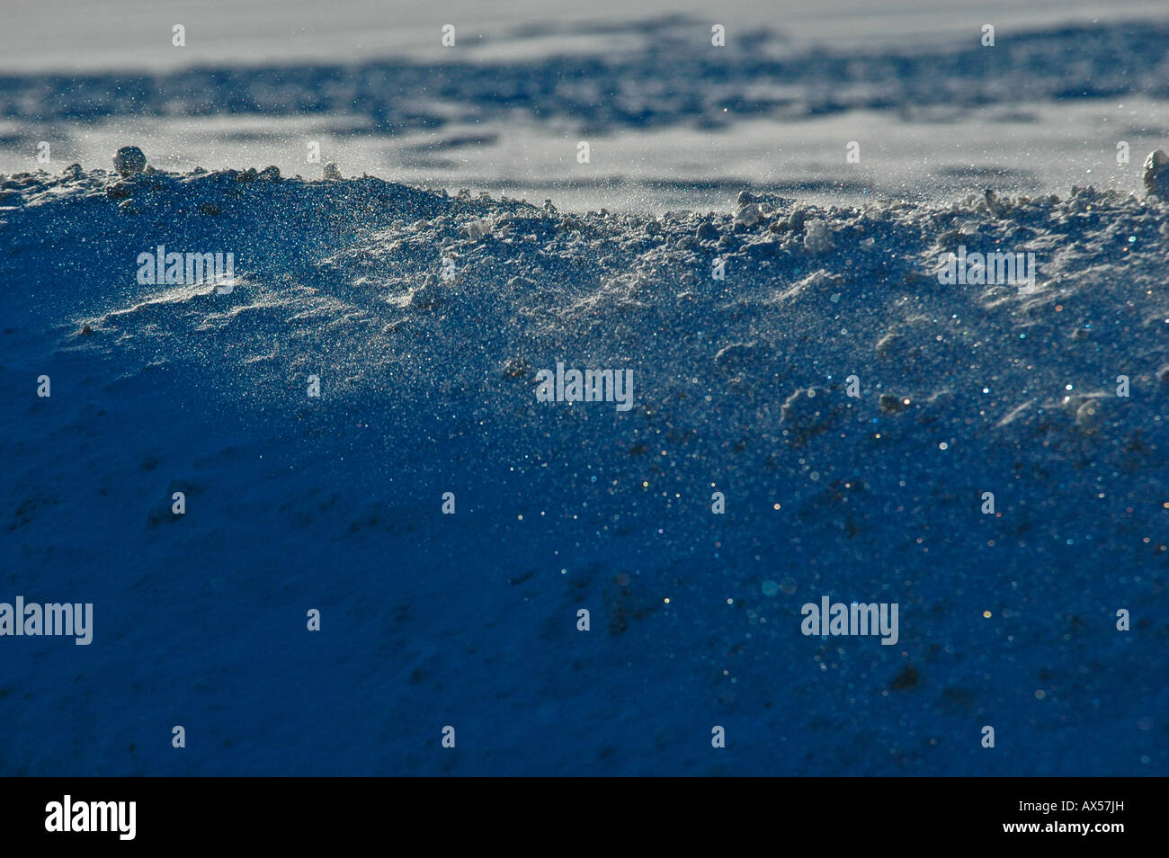 I cristalli di ghiaccio soffiata dal vento su un cumulo di neve Foto Stock