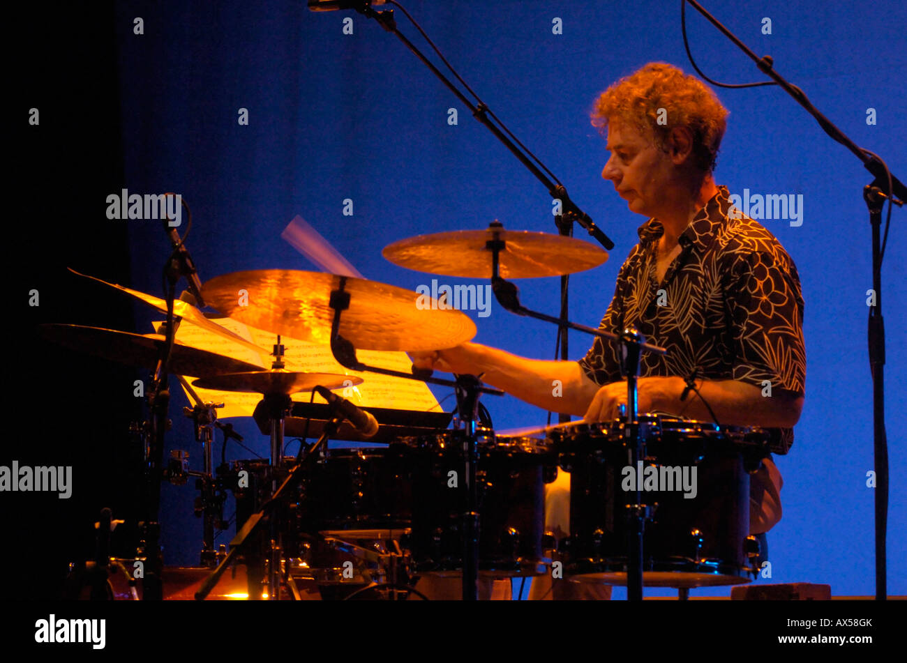 Il batterista Bill Bruford presso la Rhythm Sticks festival, Royal Festival Hall di Londra,2004 Foto Stock