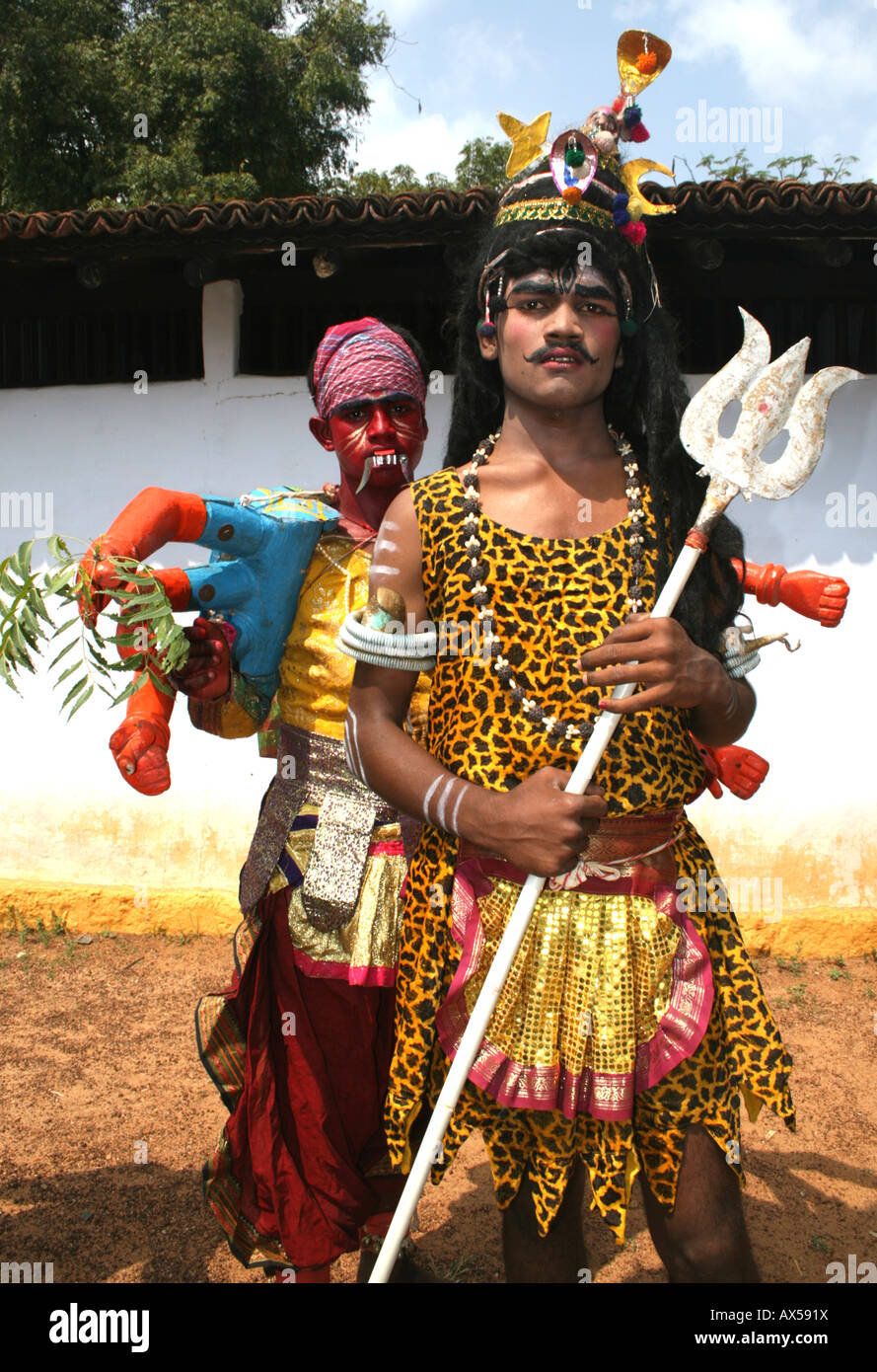 I bambini vestiti come idoli indù Shiva e Kali, Madurai, India Foto stock -  Alamy