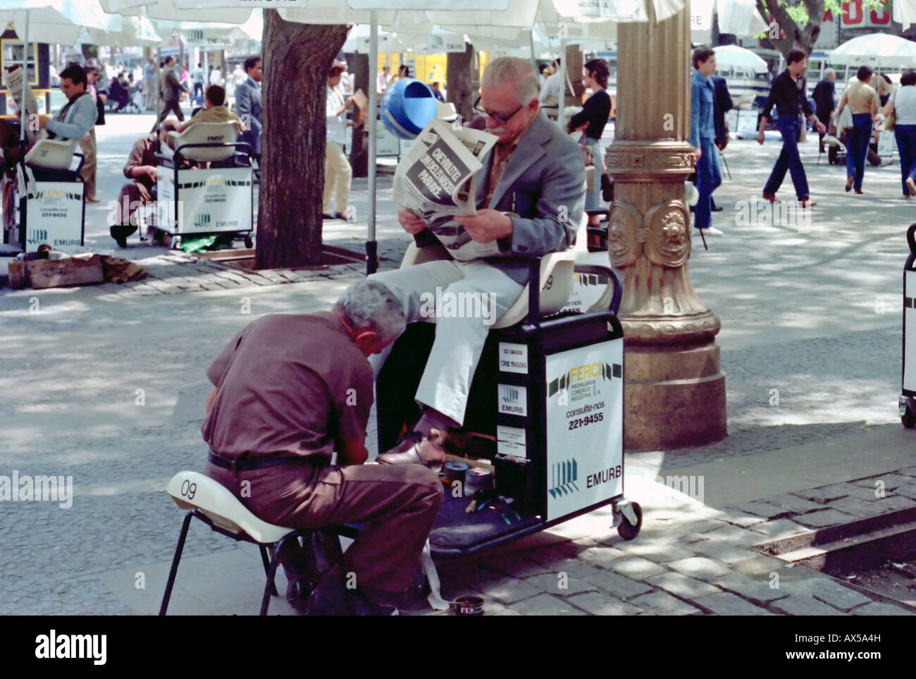 Una scena cittadina del quotidiano, le attività di tutti i giorni nella trafficata metropoli sudamericana di Sao Paulo, Brasile nei primi anni ottanta. Foto Stock