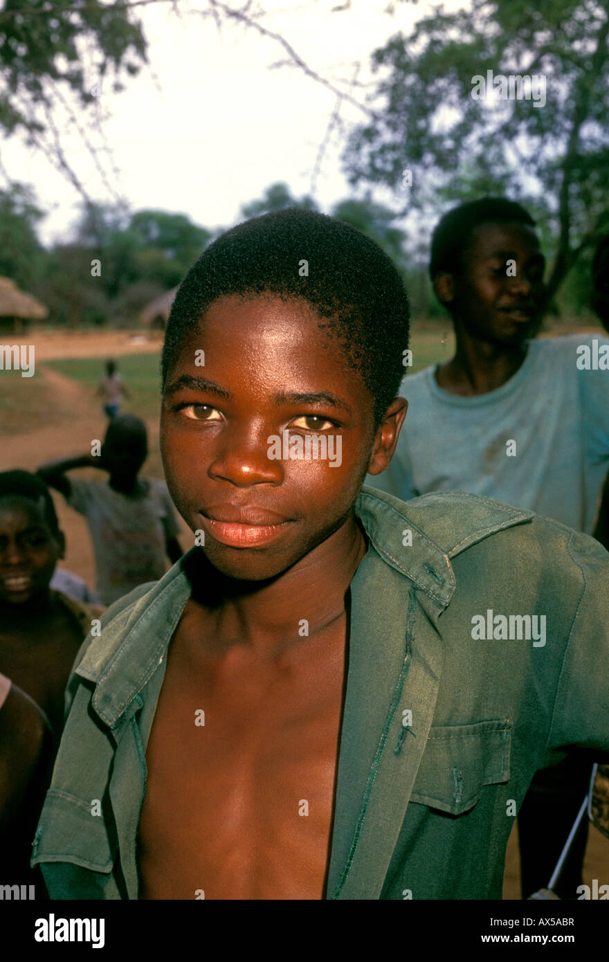 Popolo dello Zimbabwe, ragazzo, villaggio di Mahenye, Manicaland Province, Zimbabwe, Africa Foto Stock