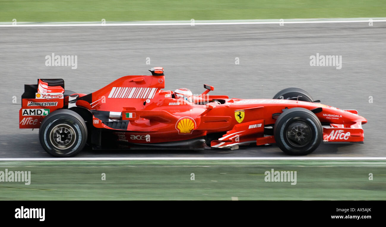 Kimi Raeikkoenen in la F2008 per la Ferrari Formula 1 racecar durante le sessioni di test sul circuito di Catalunya Foto Stock