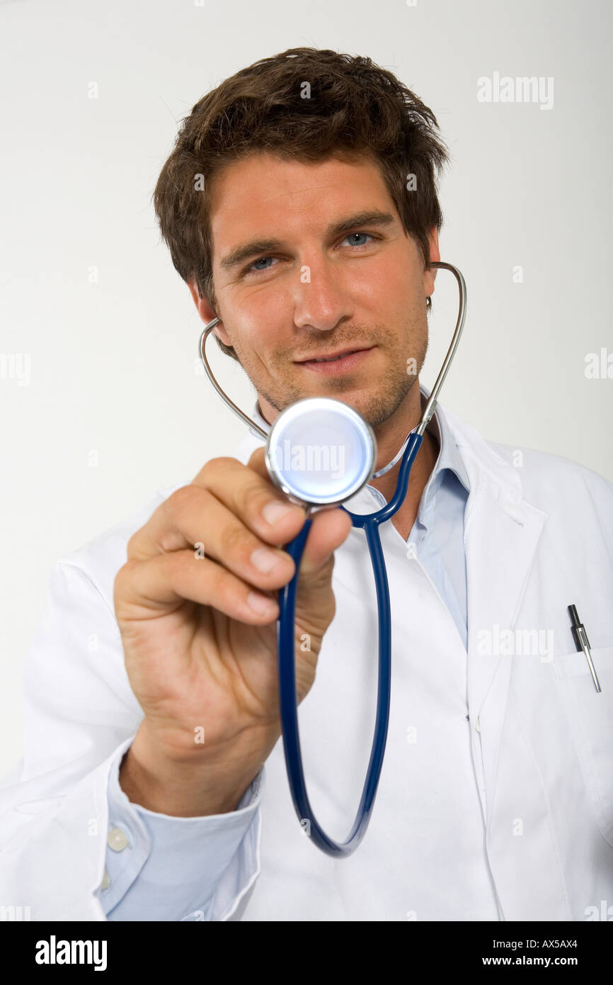 Medico maschio tenendo uno stetoscopio close-up, ritratto Foto Stock