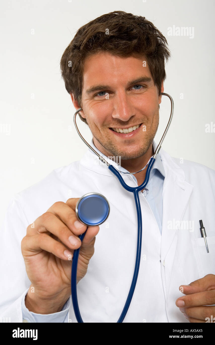 Medico maschio tenendo uno stetoscopio close-up, ritratto Foto Stock