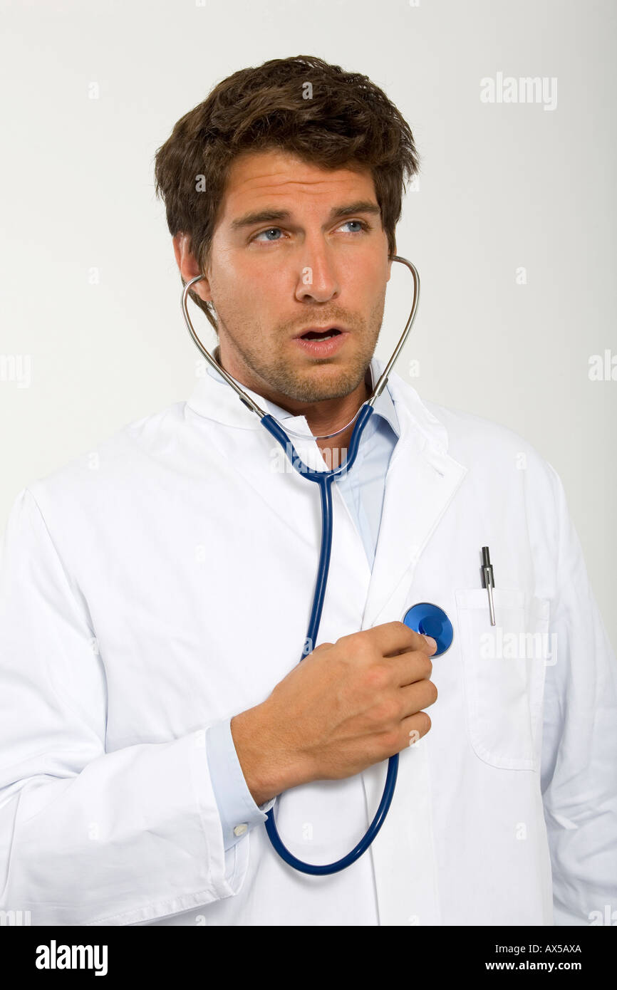 Medico maschio esaminando se stesso, close-up Foto Stock