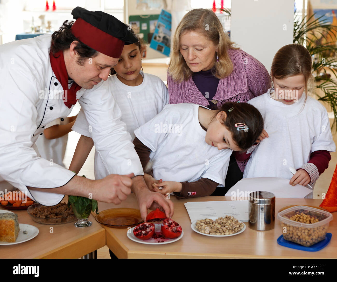 I bambini della scuola di degustazione del treno le competenze con un cuoco, Cooking class, Stoccarda, Baden-Wuerttemberg, Germania Foto Stock