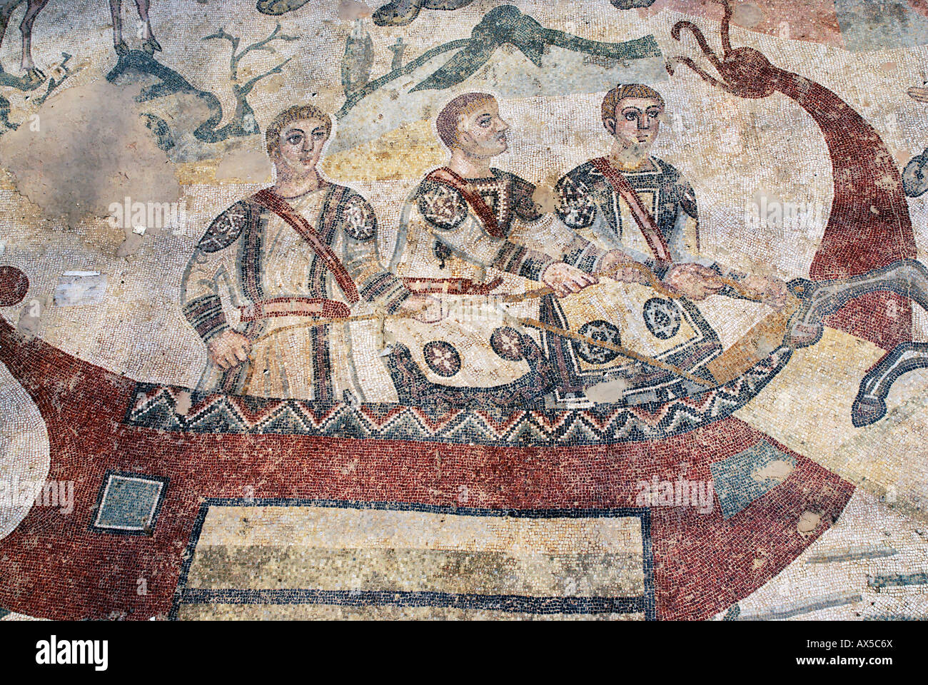 Tre uomini in una barca pavimento a mosaico Villa Casale Piazza Armerina Sicilia Italia Foto Stock