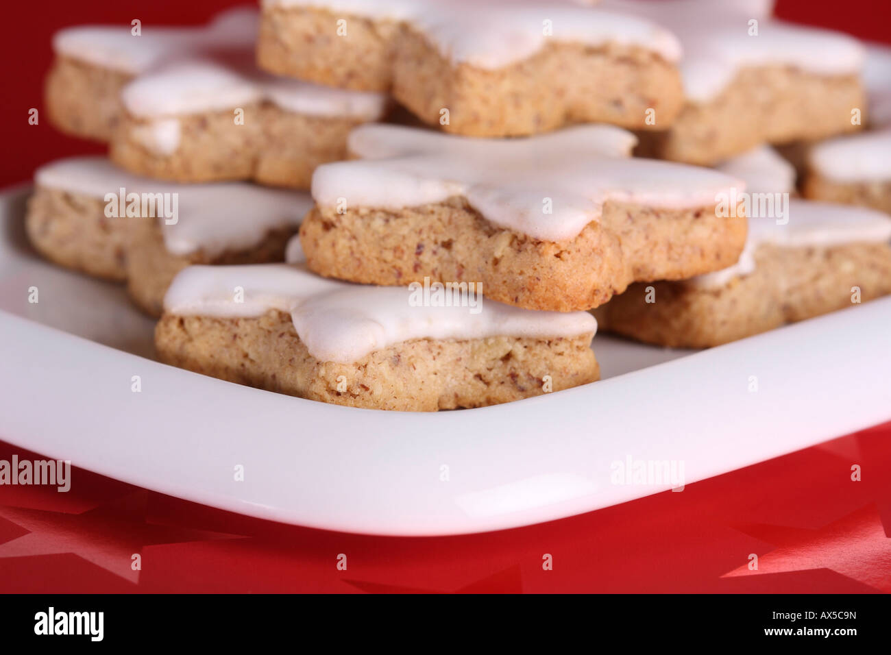 Stella di cannella i cookie su un vaso bianco su rosso panno di natale Foto Stock