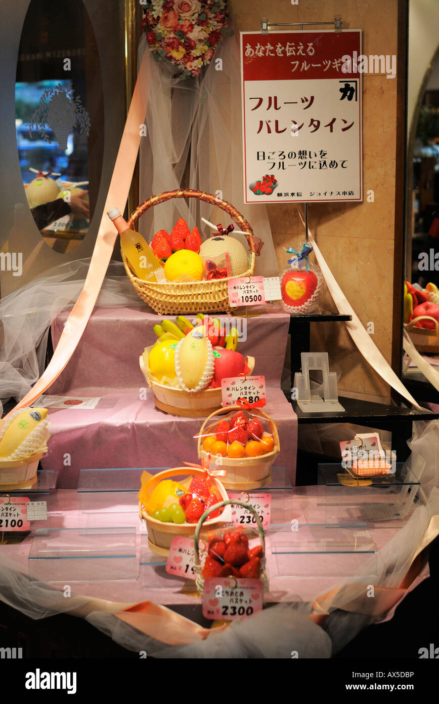 Un negozio di alimentari visualizzazione frutto doni, Yokohama JP Foto Stock