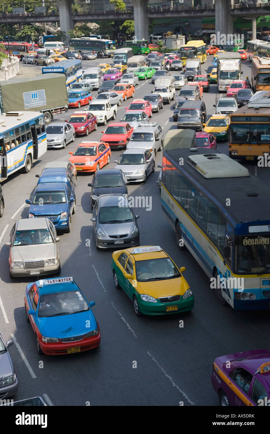 Traffico tipico a Bangkok, in Thailandia Foto Stock