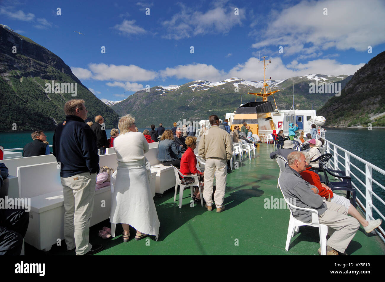 Sun deck su un escursione in barca il Geirangerfjord, Geiranger, Sogn og Fjordane, Norvegia, Scandinavia, Europa Foto Stock