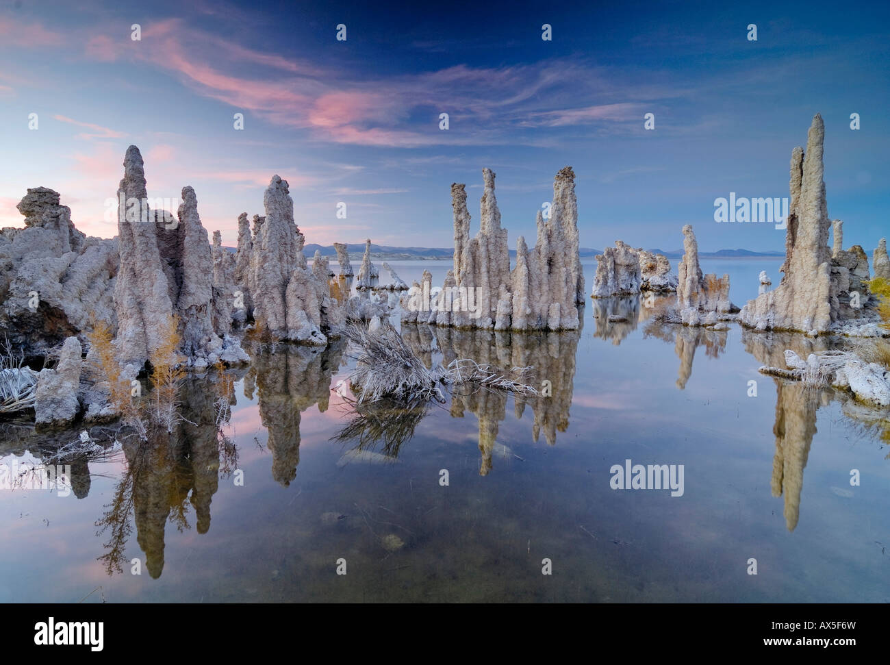 Il tufo strane formazioni rocciose, Mono Lake (lago alcalino), Lee Vining, CALIFORNIA, STATI UNITI D'AMERICA Foto Stock
