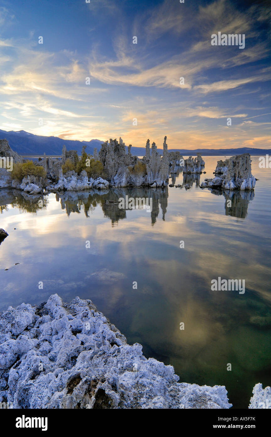Il tufo strane formazioni rocciose, Mono Lake (lago alcalino), Lee Vining, CALIFORNIA, STATI UNITI D'AMERICA Foto Stock