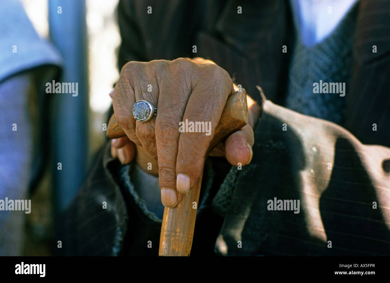 Il sigillo ad anello sulla mano di un vecchio uomo iraniano, Iran Foto Stock