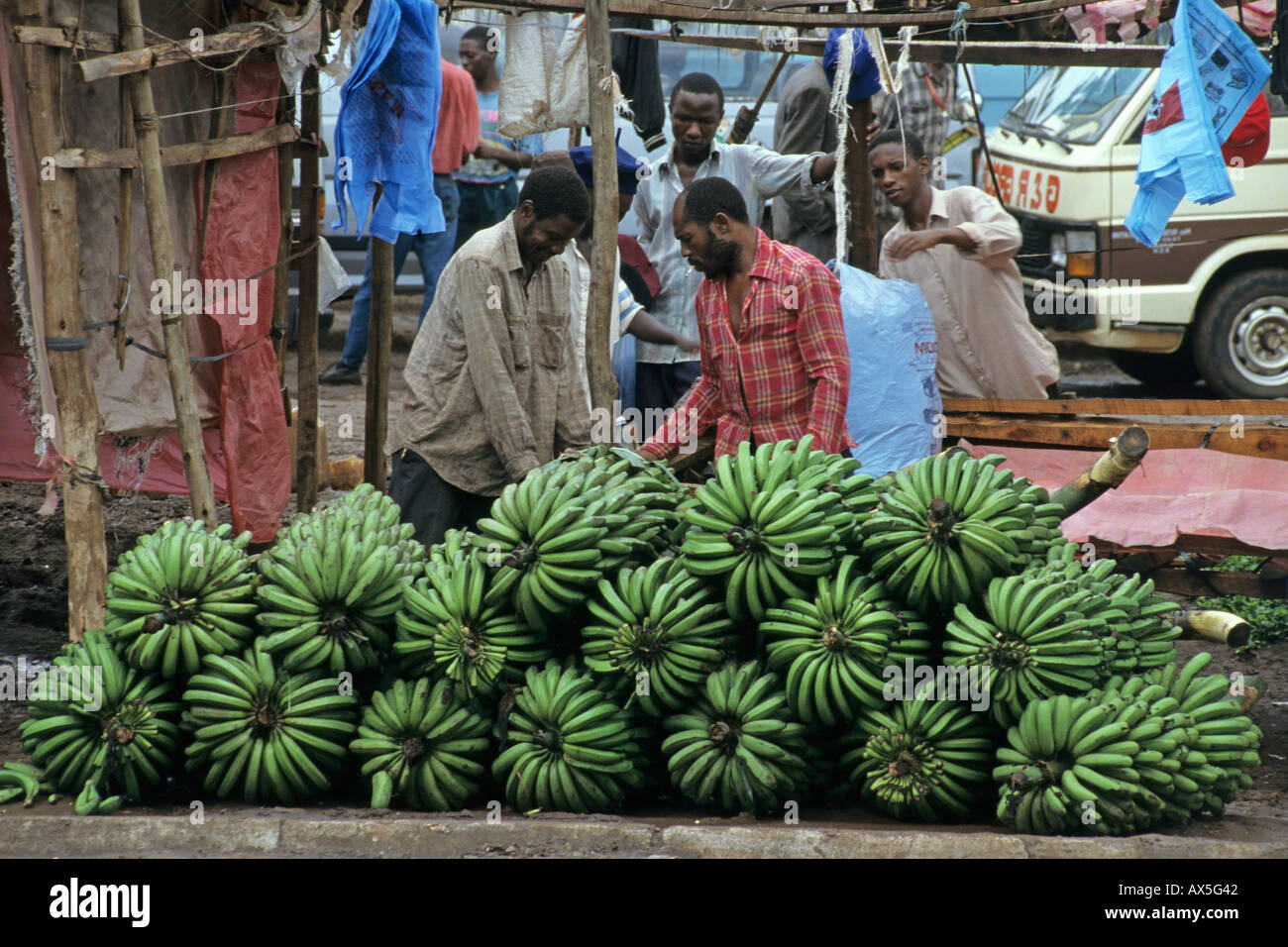Un grossista negozia il prezzo delle banane di cottura con un imprenditore, Moshi, Tanzania Foto Stock