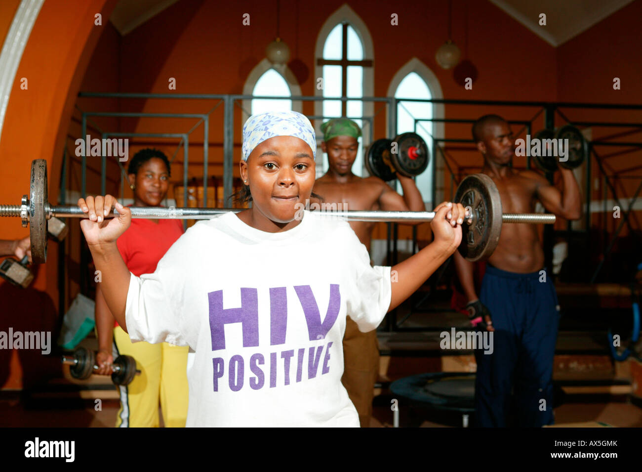 Giovane donna che lavora fuori ad una chiesa che è stata convertita in una palestra di Città del Capo, Sud Africa e Africa Foto Stock