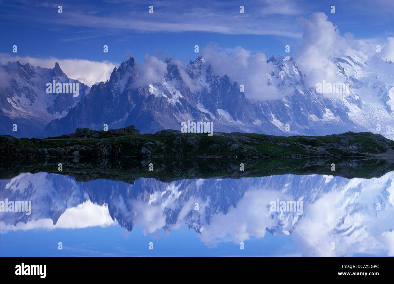 Lac de Chesery e il massiccio del Monte Bianco Foto Stock