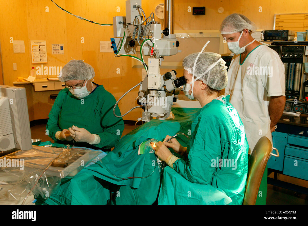 Il medico e il paziente in sala operatoria durante la chirurgia della cataratta, PIETERMARITZBURG, Sud Africa e Africa Foto Stock