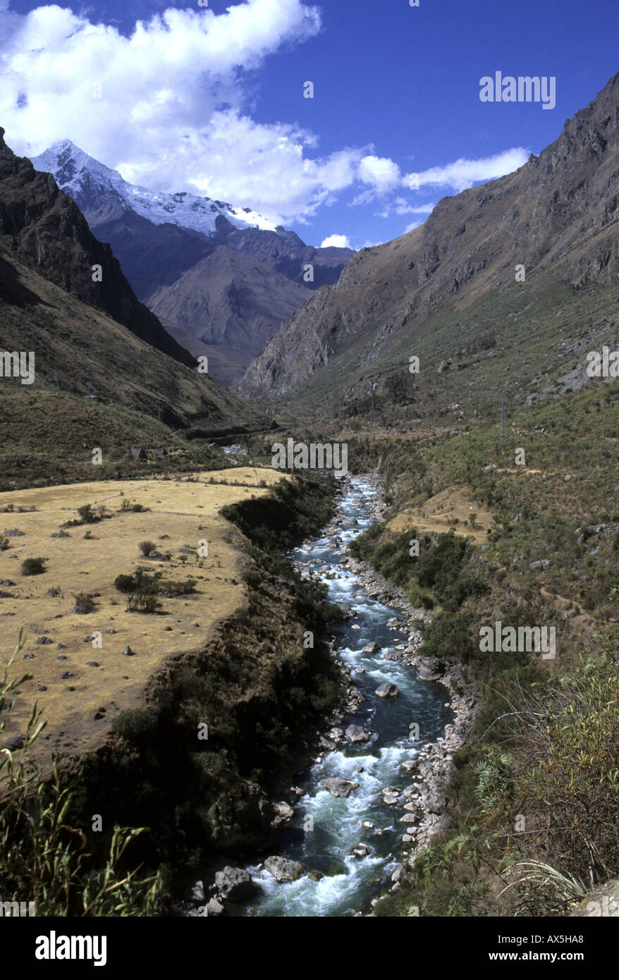 Machu Picchu, Perù. Inca Trail passando attraverso la valle del fiume Lluluchayoc. Foto Stock