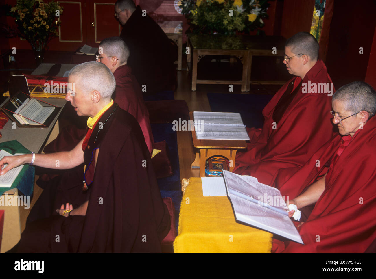 Western monache di partecipare a un servizio puja alla Kagyu Samye Dzong Buddista Tibetana in centro Londra sud Foto Stock