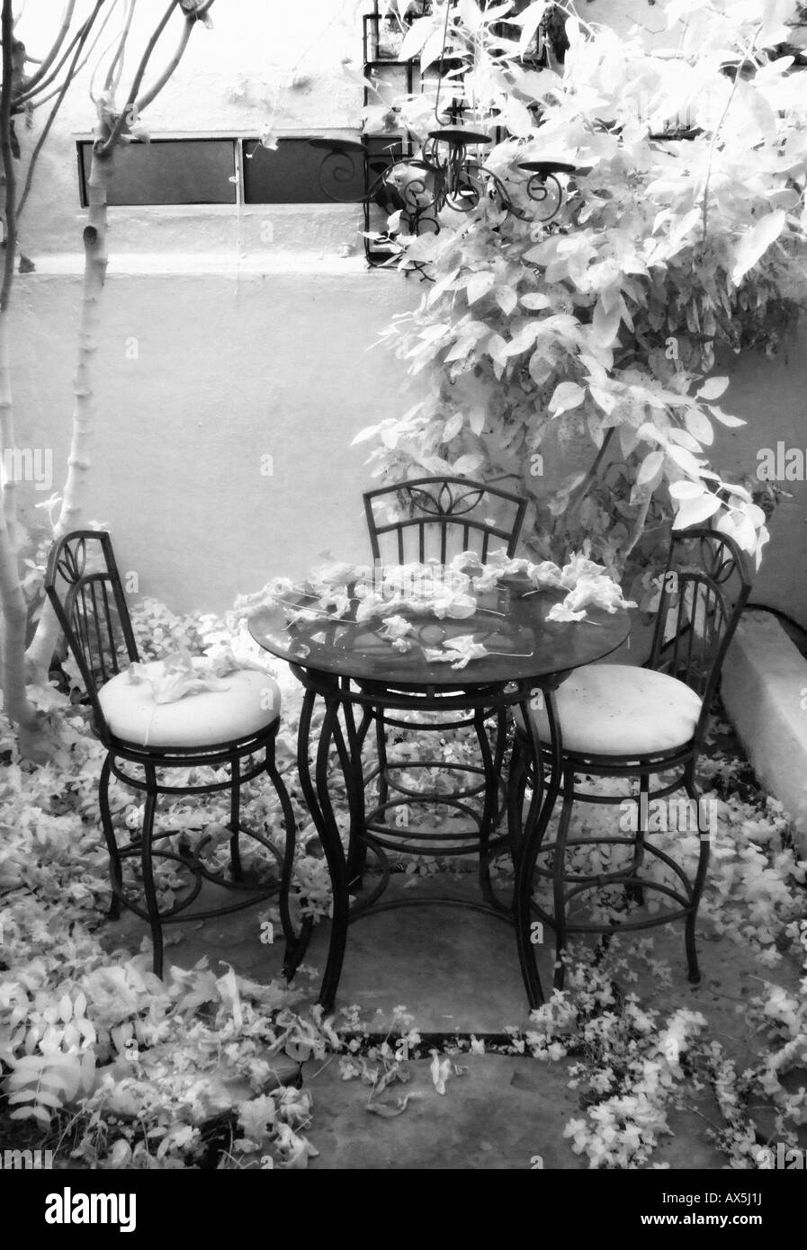 Tavolo e sedie in infrarosso Foto Stock