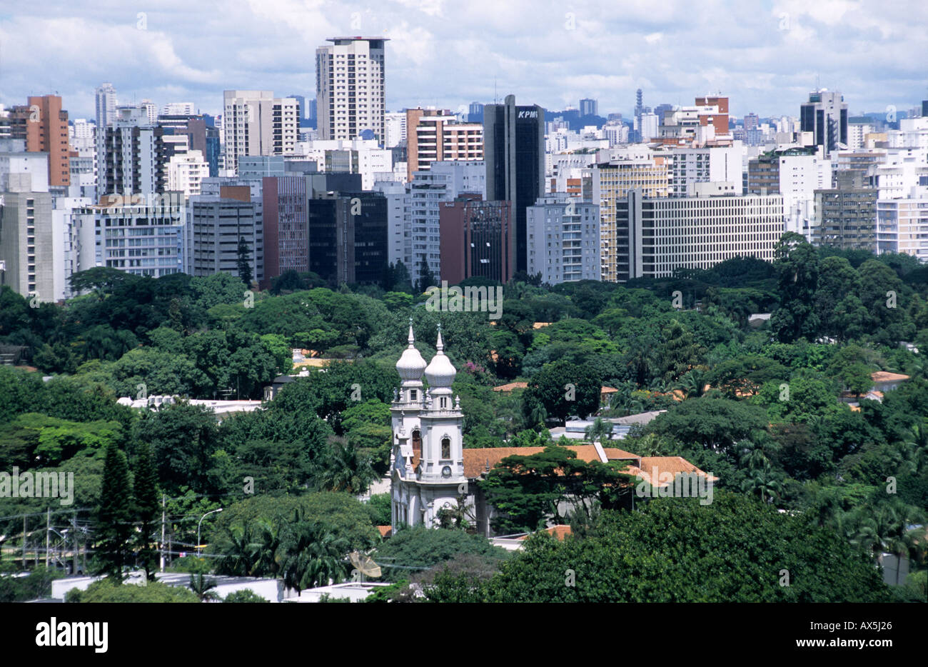 Sao Paulo, Brasile. Panoramica di frondosi e alla moda quartiere Jardins e la Nossa Senhora do Brasil chiesa; edifici ad alta dietro. Foto Stock