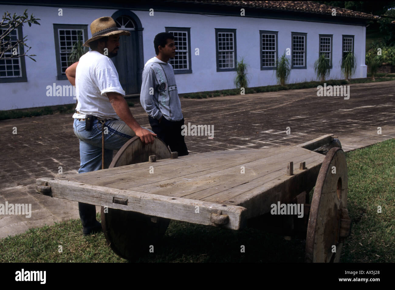 Stato di San Paolo, Brasile. Ranch coloniale (Fazenda) con un legno di antiquariato carrello di giovenco e due mani ranch. Foto Stock