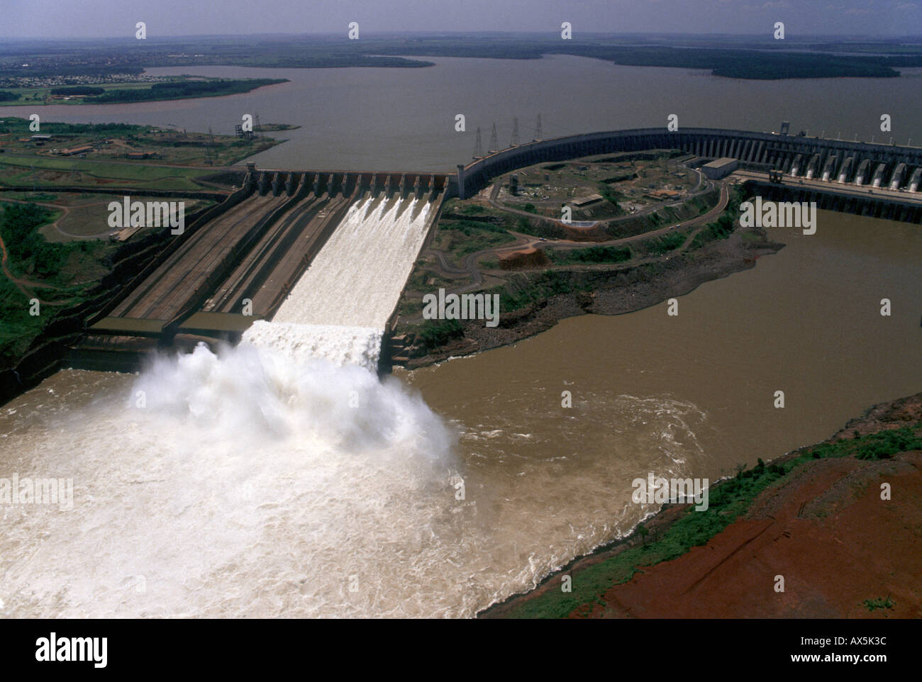Stato di Paraná, Brasile. Vista aerea della Itaipu diga idroelettrica. Foto Stock