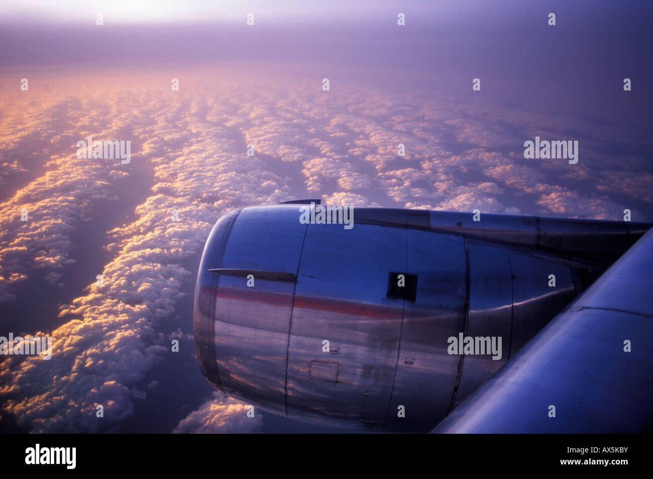 Motore del velivolo visto dalla finestra di un aereo Foto Stock