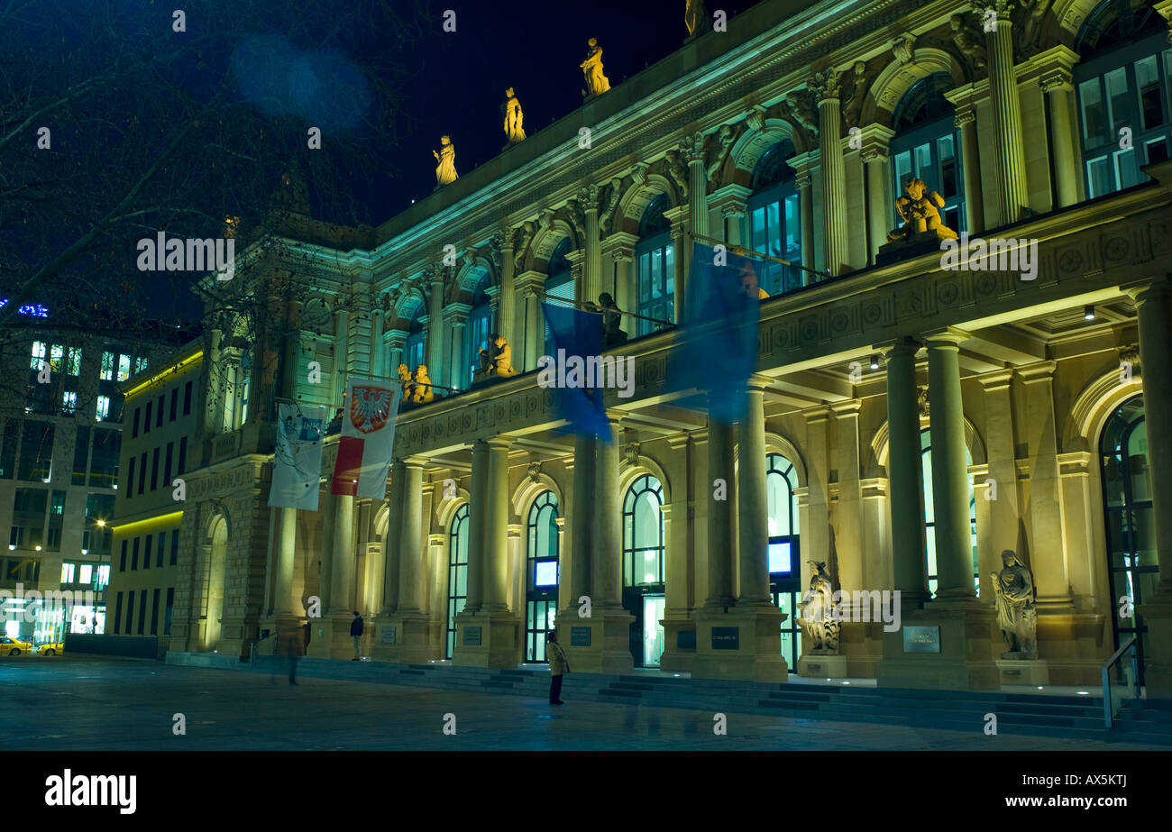 Wertpapierboerse (mercato mobiliare) di notte, Francoforte, Germania, Europa Foto Stock