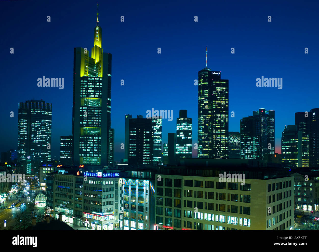 La skyline di Francoforte nella luce della sera con l'edificio Hauptwache e la banca di torri, Francoforte, Hesse, Germania, Europa Foto Stock