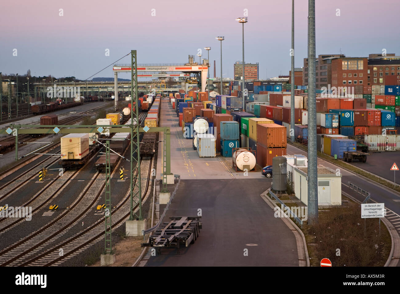 I contenitori di spedizione e gru di carico al trasbordo stazione ferroviaria in Frankfurt-West, Francoforte Hesse, Germania, Europa Foto Stock