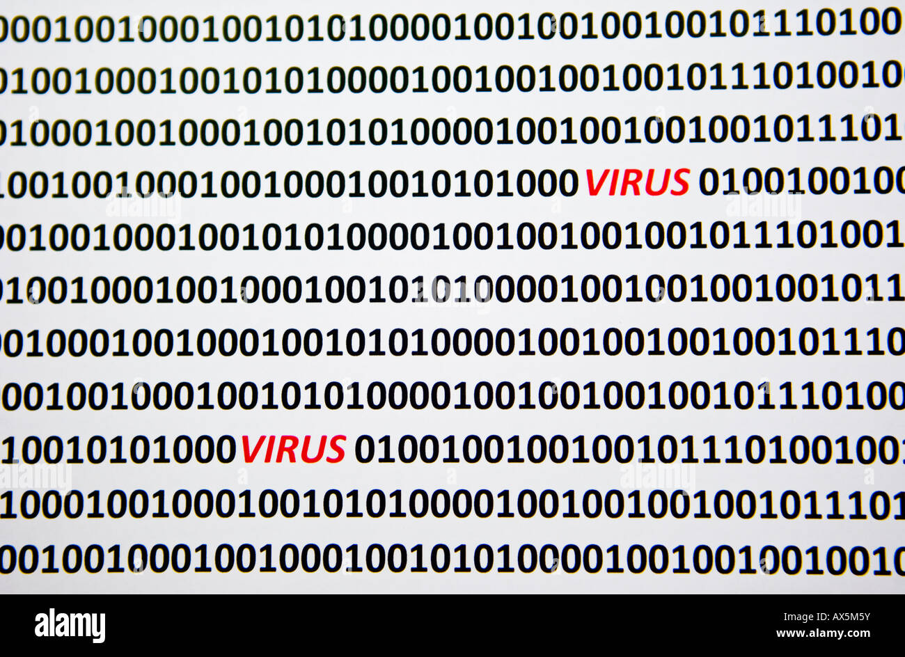 Computer virus, "virus" enunciato in rosso tra codifica bit in un computer il flusso di dati Foto Stock