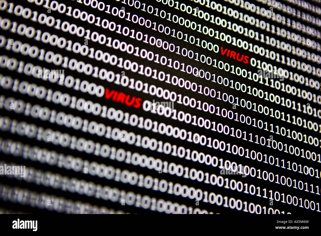 Computer virus, "virus" enunciato in rosso tra codifica bit in un computer il flusso di dati Foto Stock