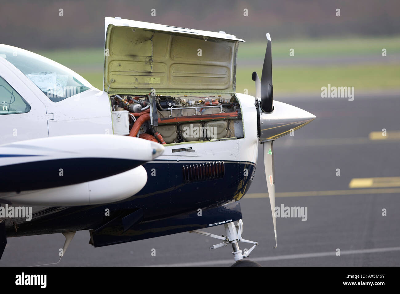 Piper con il suo cofano fino sulla pista di Egelsbach, Hesse, Germania, Europa Foto Stock