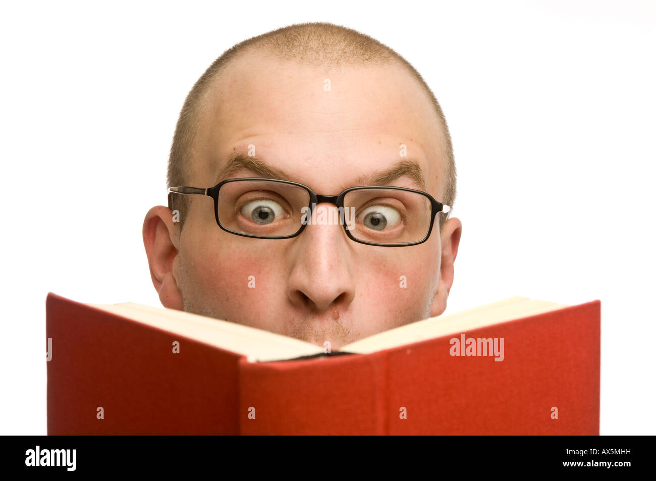 Giovane uomo la lettura di un libro Foto Stock