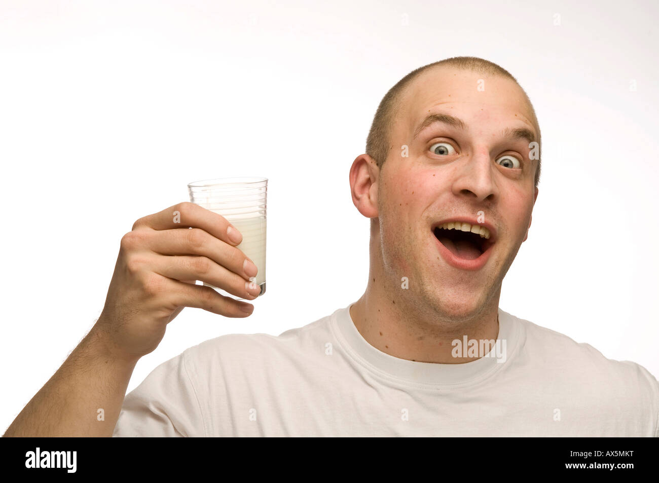 Giovane uomo di bere un bicchiere di latte Foto Stock