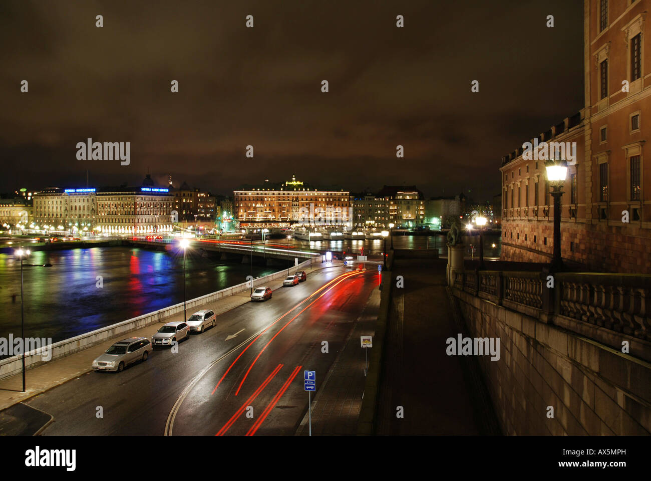 Vista notturna di Blasieholmen e del Grand Hotel di Stoccolma, Svezia, Scandinavia, Europa Foto Stock
