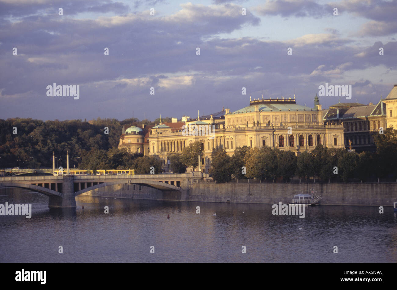 Praga, Repubblica Ceca. Il Rudolfinum (Casa degli Artisti, Dum Umelcu) e il ponte nella luce dorata del tardo pomeriggio. Foto Stock
